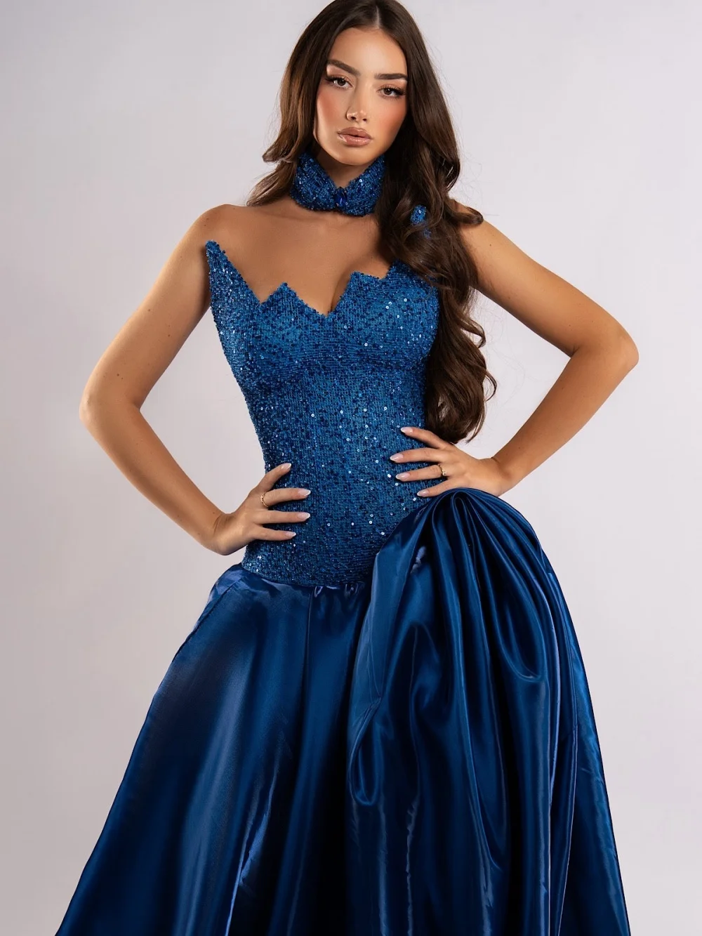 ชุดราตรีคอ halter ยี่ห้อ GraceProm รุ่นปี 2026 ประดับเลื่อมระยิบระยับ ทรง A-Line ยาวกรอมพื้น สำหรับงานปาร์ตี้