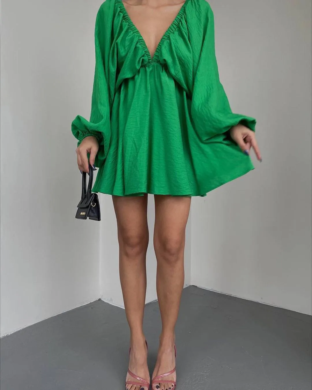 Robes plissées sexy à coupe basse pour femmes, robe verte décontractée à manches lanterne dos nu, col V, taille haute, été