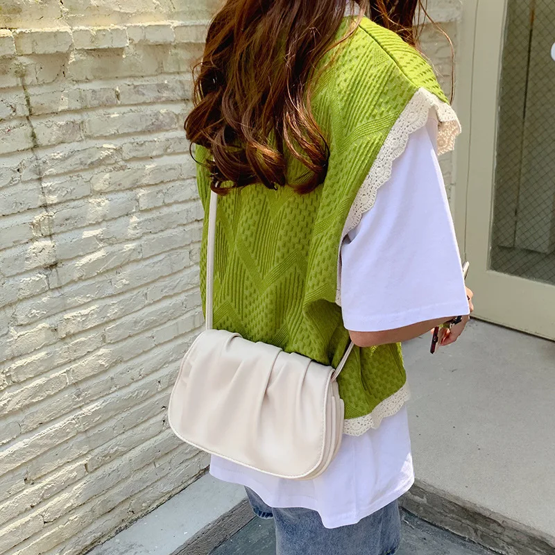 This is a simple and elegant fairy-like pleated magnetic buckle hand-held shoulder bag for women