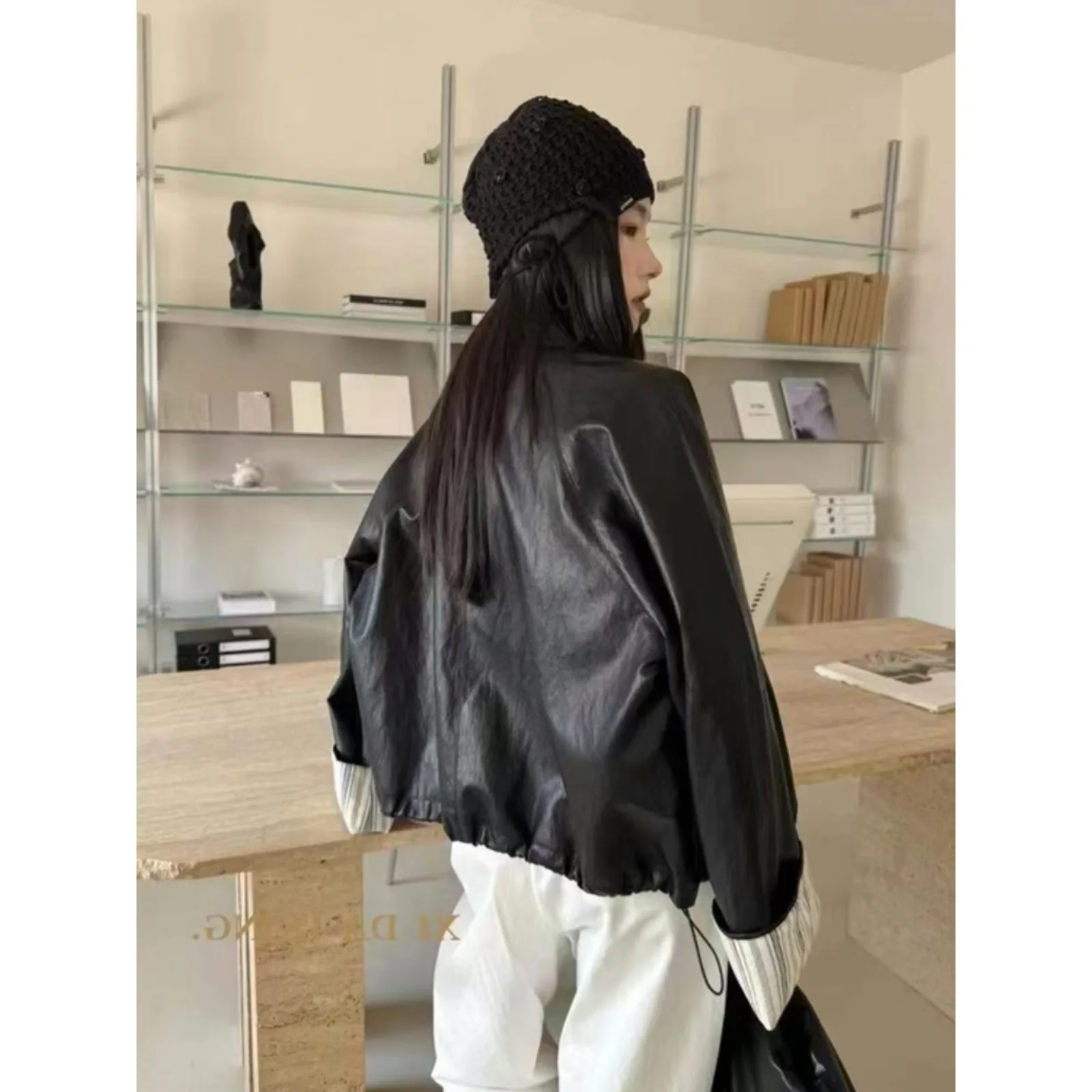 معاطف نسائية من الجلد الصناعي سترة من البولي يوريثان بياقة مقلوبة وأكمام طويلة واحدة الصدر فضفاضة ملابس الشارع الشهير لخريف وشتاء 2025 #3