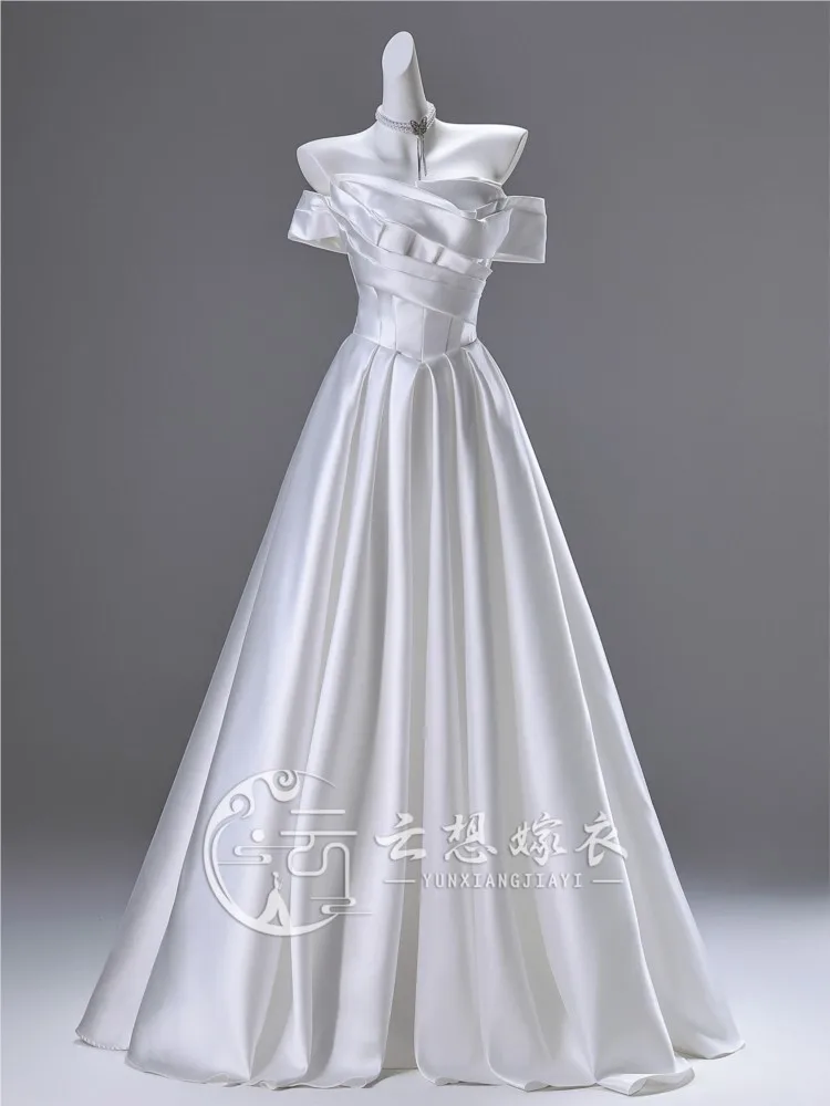A new one-shoulder satin art examination dress with light luxury and niche style for banquets welcome going out