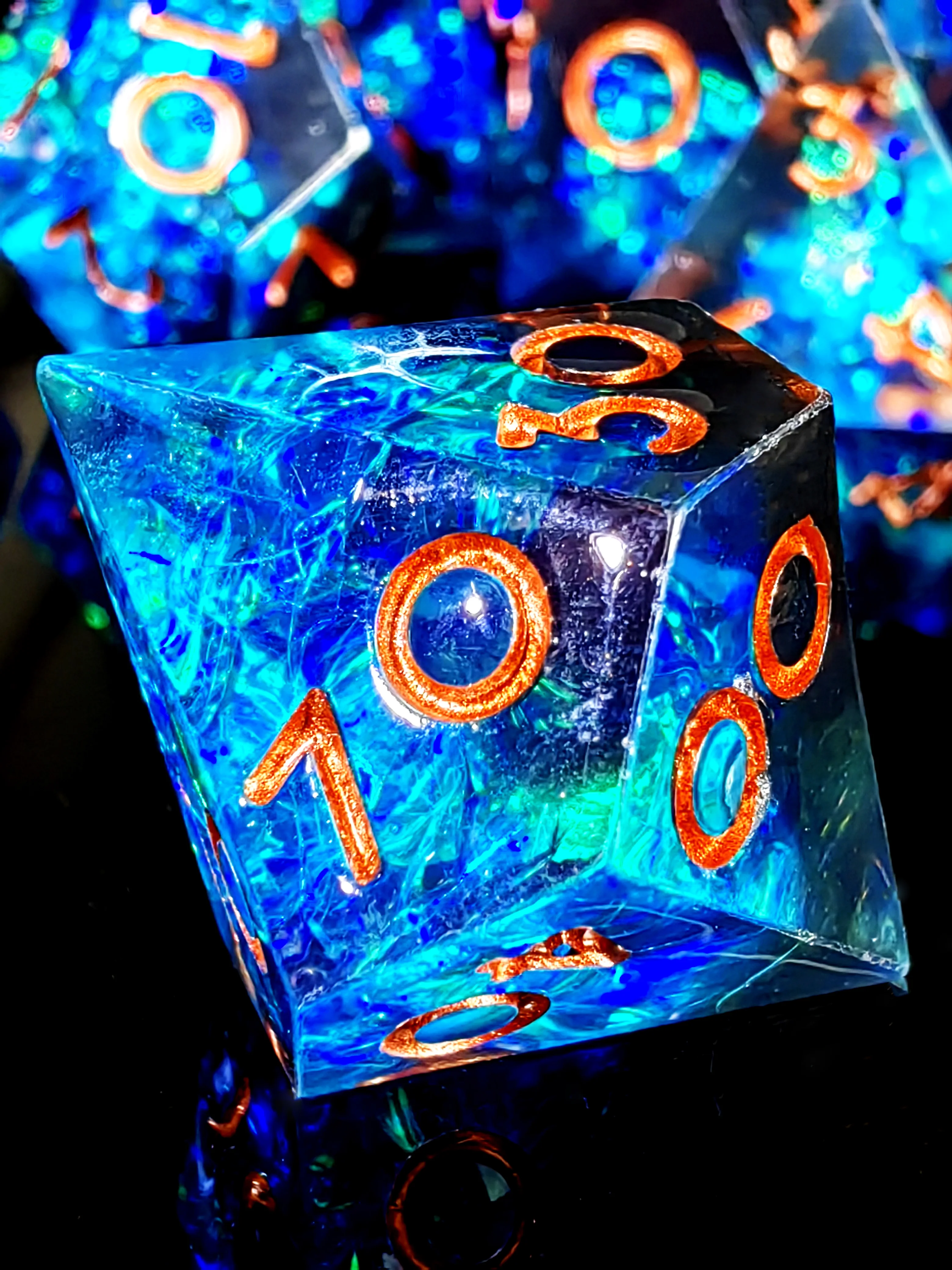 مجموعة نرد DnD - نرد راتينج ذو حافة حادة مكون من 7 قطع، أزرق مع أرقام نحاسية، مثالي لألعاب RPG والطاولة