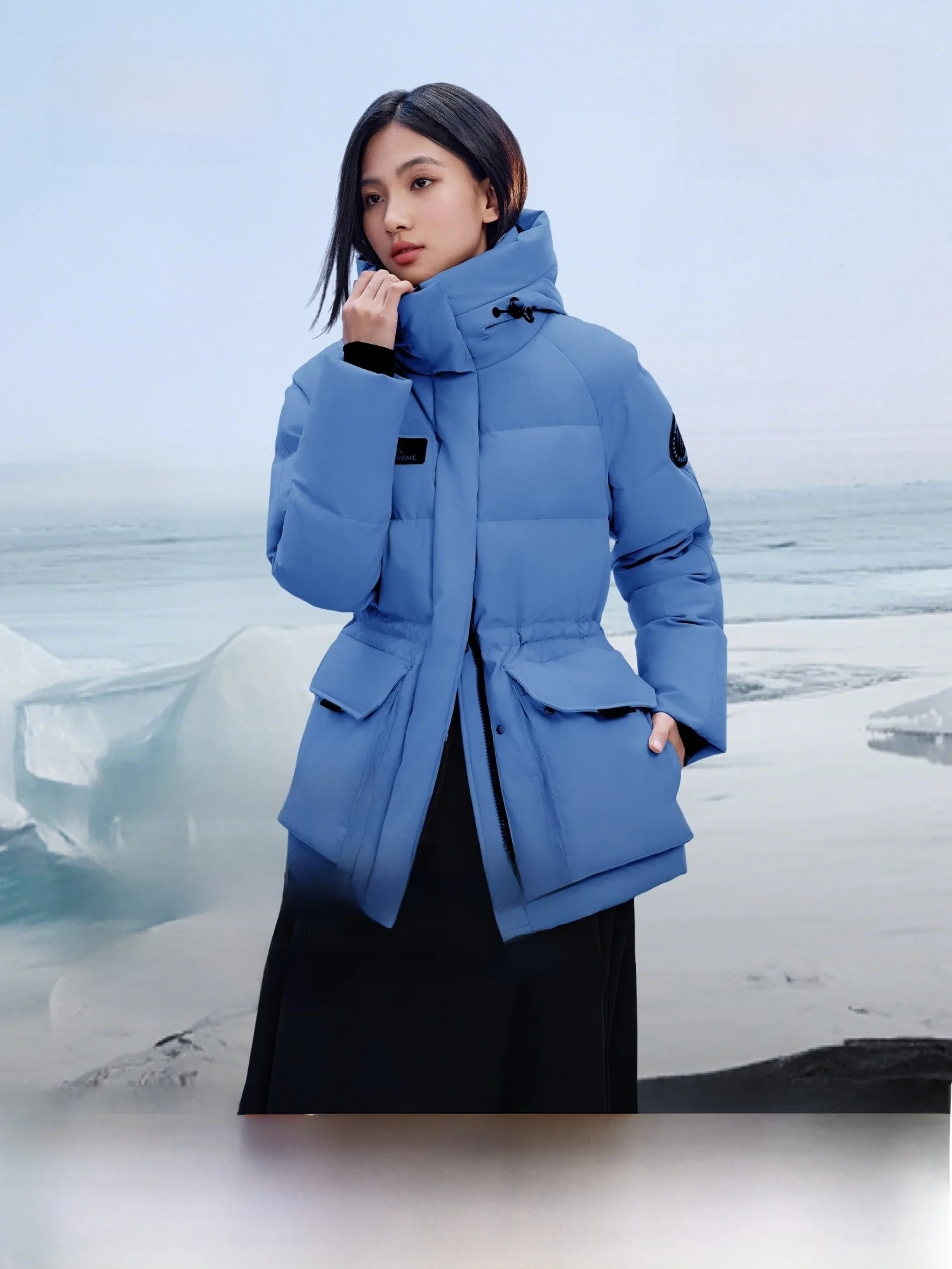 

Зимняя женская куртка Bosideng: новая модель для экстремальных холодов, теплая, с 90% гусиным пухом, ветрозащитная, с интегрированной шапкой.