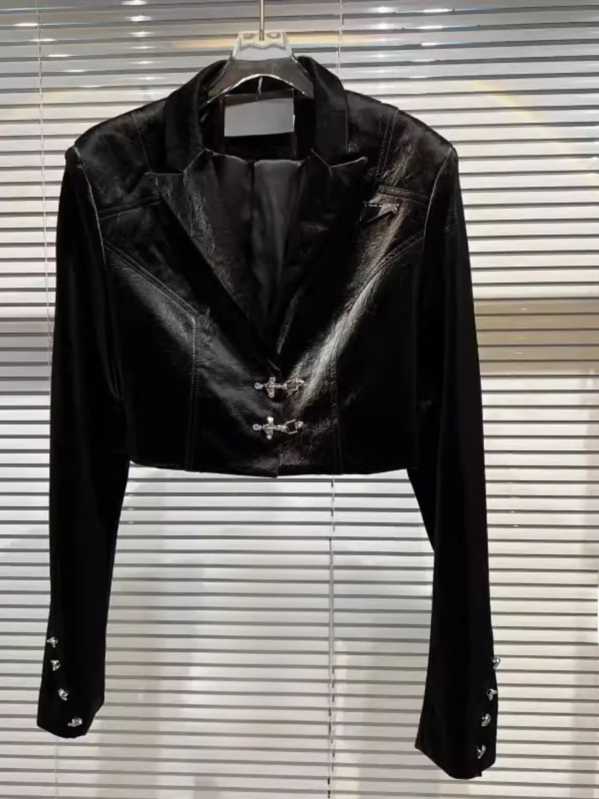 スリムフィット PU レザー ジャケット レディース ファッション 春の新作 小さなデザインセンス レトロ 多用途 オートコート ボタン スプライス ピュアカラー