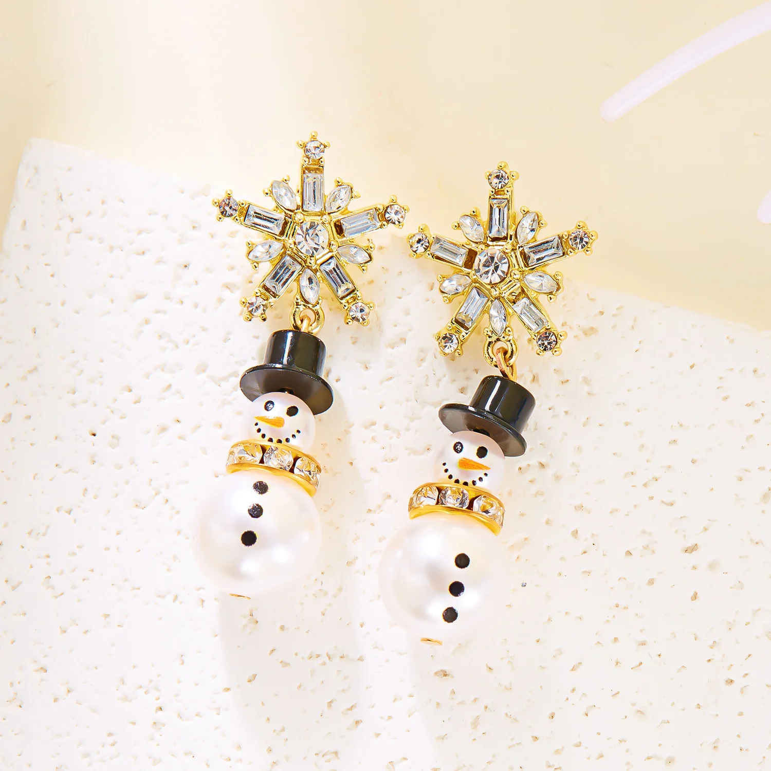 Modische Weihnachts-Schneemann-Schneeflocken-Ohrstecker für Frauen, Glänzende Strass-Ohrringe mit Weißen Perlen, Neujahrs-Schmuckgeschenke – Detail 5