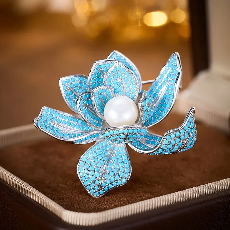 

A high-end and elegant lotus brooch with a sophisticated design sense and a Chinese party dress corsage