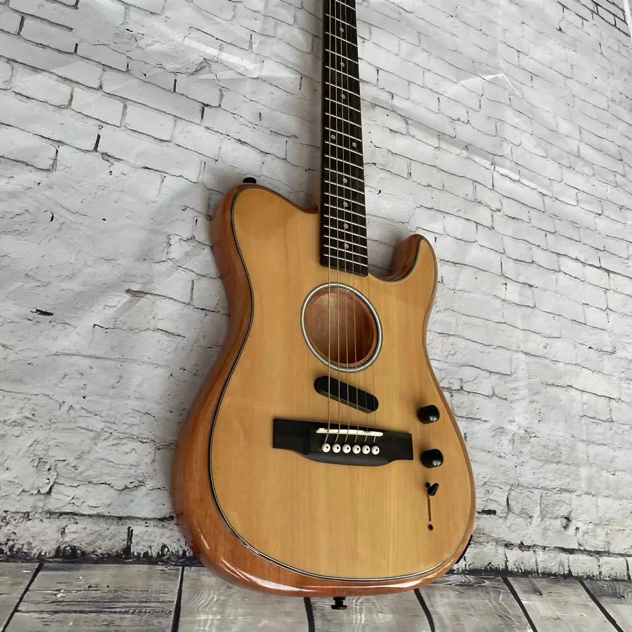 Guitar 6-string semi hollow TL electric guitar, with a natural wood color body and chrome plated accessories. Real factory pictu