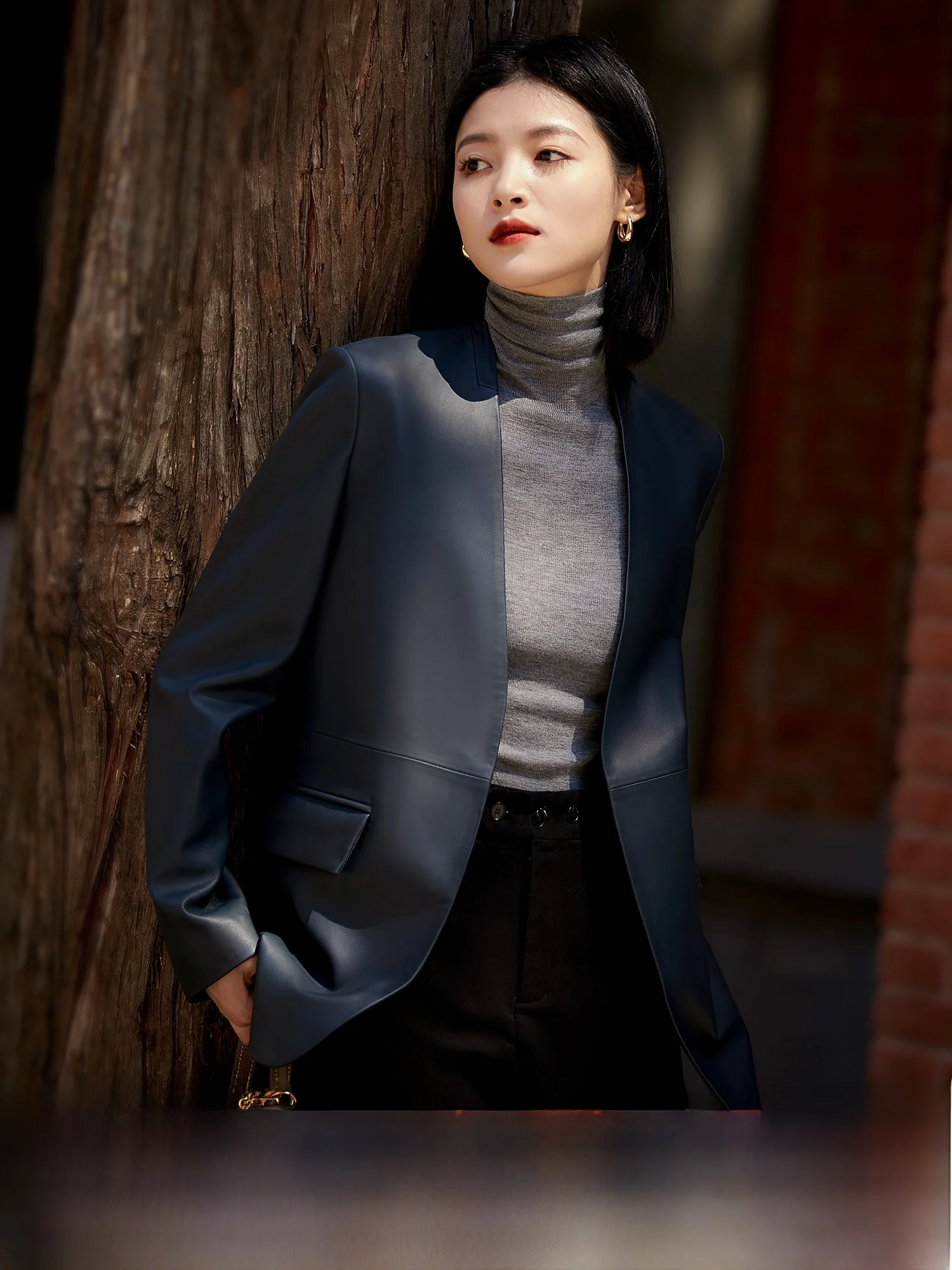 

Кожаный пиджак-саквояж из тонко обработанной кожи с V-образным вырезом, микро-силуэт, женский, осенне-зимний, для молодых девушек