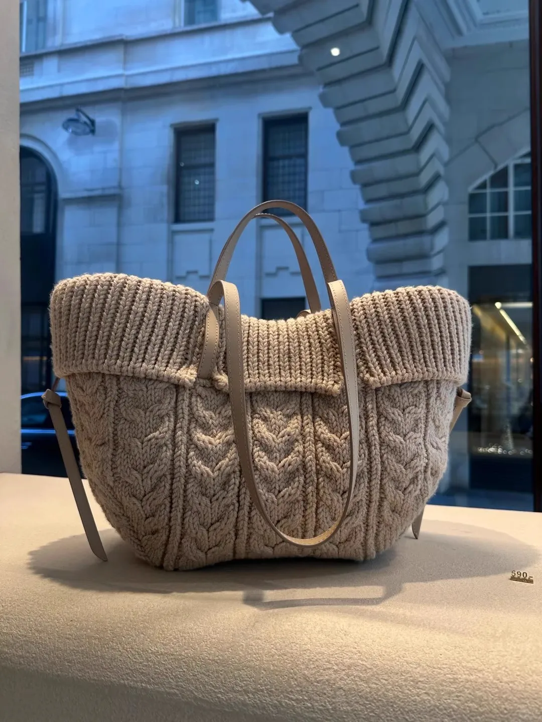 

Trendy Commuter Large Capacity Fabric Tote Bag Single Shoulder Handbag Fashionable Magnetic Clasp Closure Women's Bag