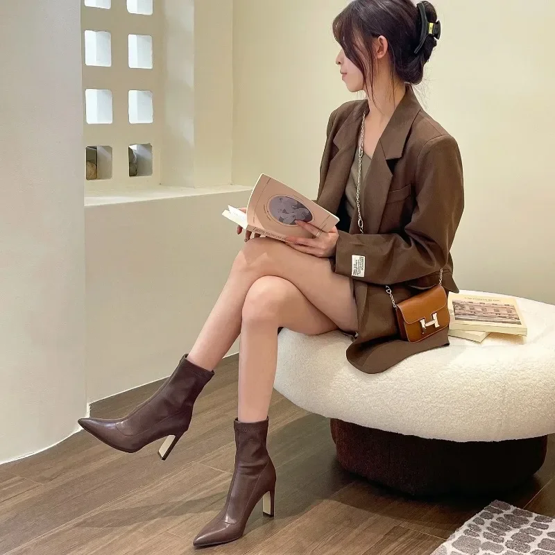 النساء حذاء من الجلد موضة أشار تو السيدات أنيقة أحذية بوت قصيرة ساحة عالية الكعب الخريف الشتاء أحذية نسائية 2025 #1