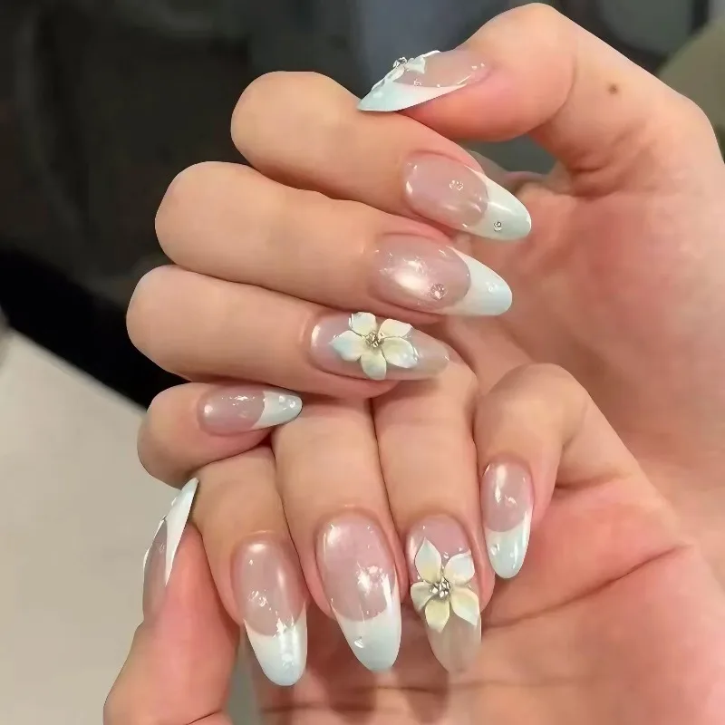 24-teiliges Luxus-Set Süße 3D-Blumen Aufklebenägel Mandel-Form Weißes Französisches Design Künstliche Nägel Handbedruckt mit Strasssteinen Hochwertiges Nagelkunst-Set
