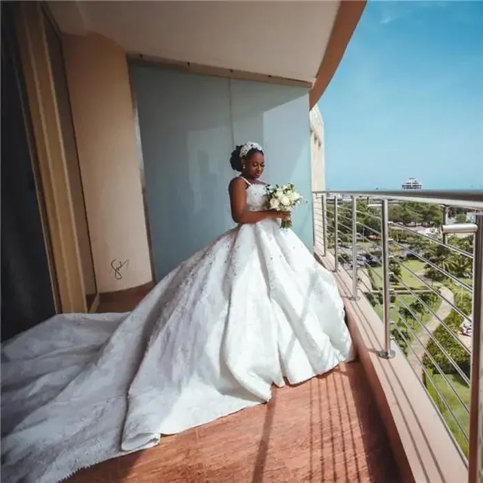 تخصيص السباغيتي الأشرطة جنوب أفريقيا الكرة ثوب الزفاف حبة كريستال فتاة سوداء زائد حجم أثواب الزفاف