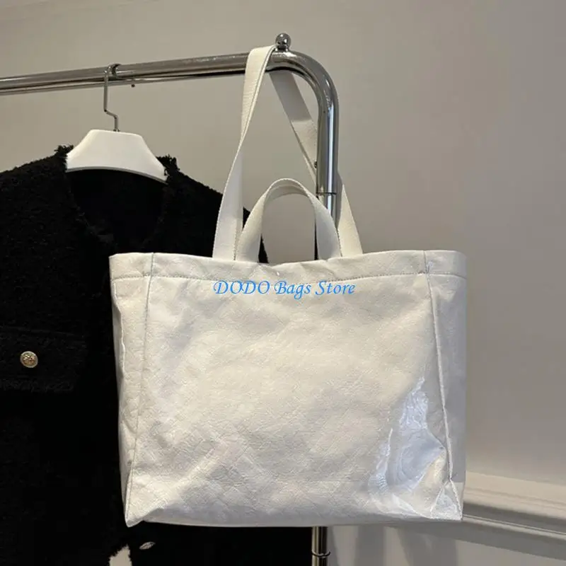 حقيبة كتف أنيقة من مادة PVC توفر الراحة ومساحة واسعة تحت الإبط للاستخدام اليومي وتعزيز أنماطك