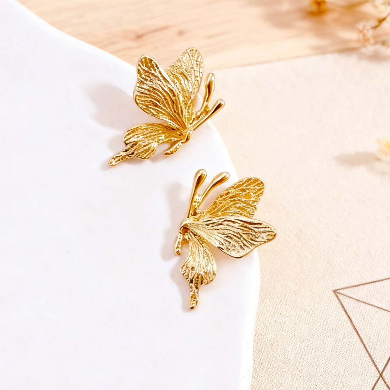 Fashionable and Elegant Half-Butterfly-Shaped Sweet Earrings, Exquisite and High-End, Versatile and Simple Women's Earrings, Animal Ear Accessories