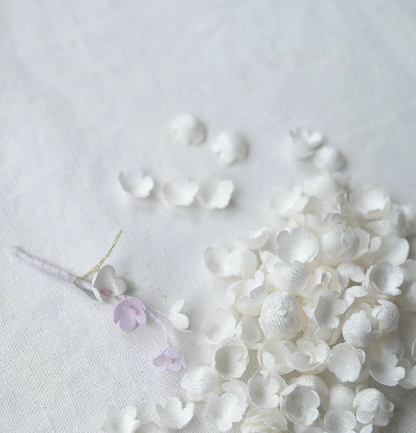200 Stück/Packung. Satin-Plissee-Blütenblatt-Hochzeitskleid-Kopfschmuck. Puppenkleid aus heißgepresstem Formmaterial „Bell Orchid“. 3D-Stoffblütenblätter. – Detail 25