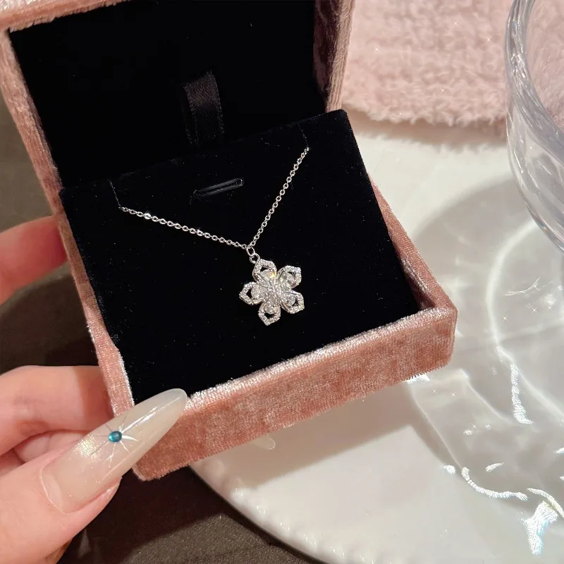

Customized Sweet Flower Necklace Light Luxury Niche Premium Rotatable Clavicle Chain Exquisite Temperament Fashion Commuter Neck