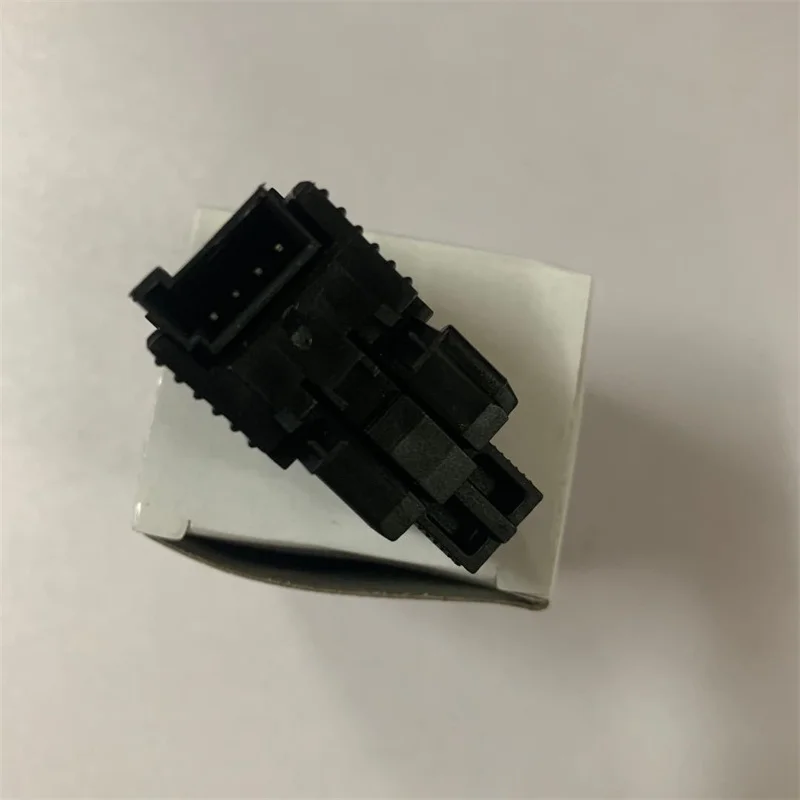 

Suitable for BMW E38E39E46E93X5 brake light switch, pedal sensing switch 61316967601