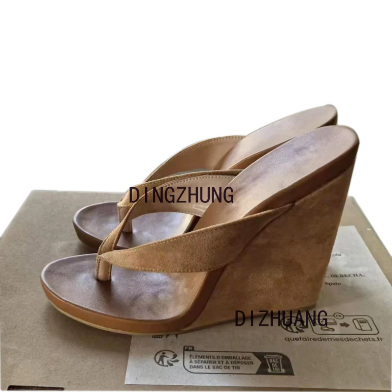 

DIZHUANG Модные женские тапочки на высоком каблуке. Шлепанцы. Высота каблука около 12 см. Коричневые (черные) тапочки на танкетке. РАЗМЕР: 34-46