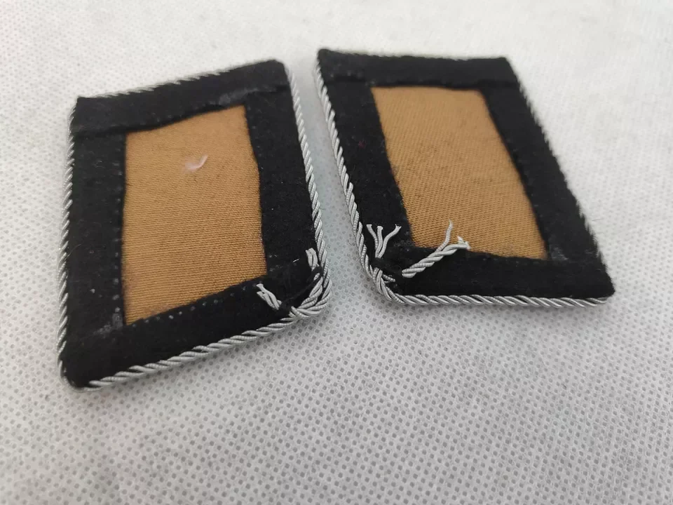 الحرب العالمية الثانية ألمانيا بوليون الموضوع كوبر سلك شارة الكتف علامات التبويب زوج خيط فضي على خلفية سوداء