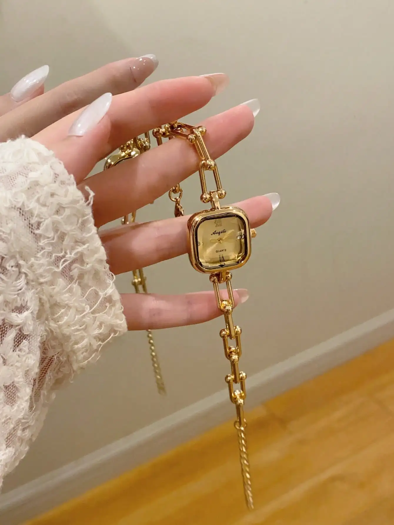 

Кварцевые часы золотистого цвета с квадратным корпусом и браслетом-цепочкой для женщин