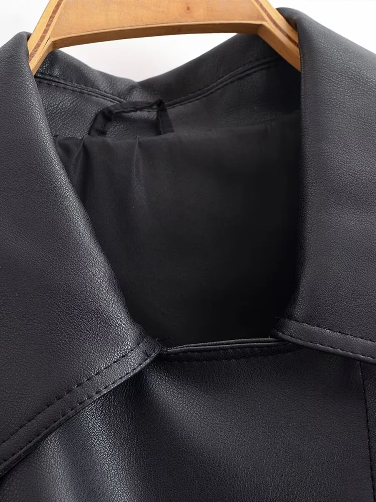 سترة نسائية جديدة على الطراز الأوروبي عصرية ومتعددة الاستخدامات بلون سادة مع تفاصيل وسحاب من الجلد الصناعي وحزام.