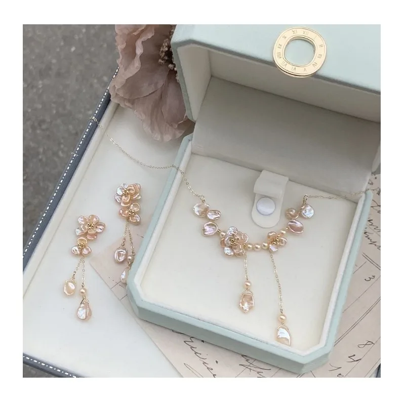 

Light Luxury Court Style Flower Imitation Pearl Fringed Necklace Earrings Exquisite and Sweet Design Versatile Collarbone Chain