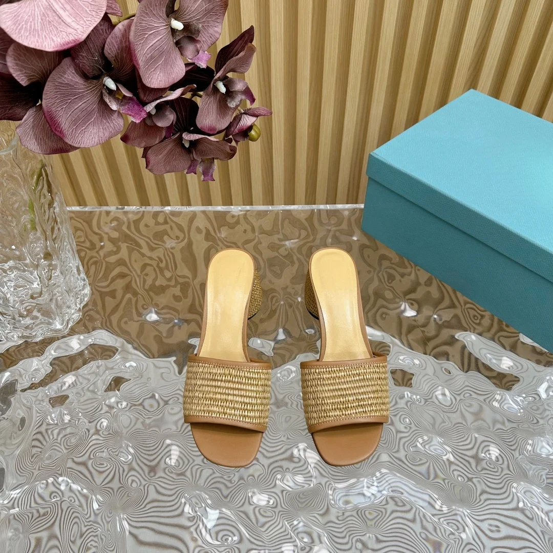 The new spring/summer 2024 raffia slippers/sandals are comfortable on the feet, chic and sophisticated, elegant and versatile.