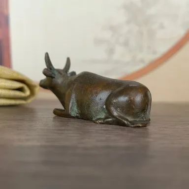 Pure copper reclining cow solid turning the world around, zodiac cow tea pet table, hand handle, pen holder, study device