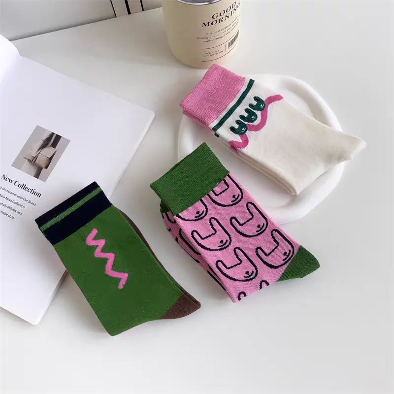 봄과 여름에 적합한 한국식 다목적 만화 무늬 여성용 부드럽고 편안한 종아리 중간 양말 3켤레