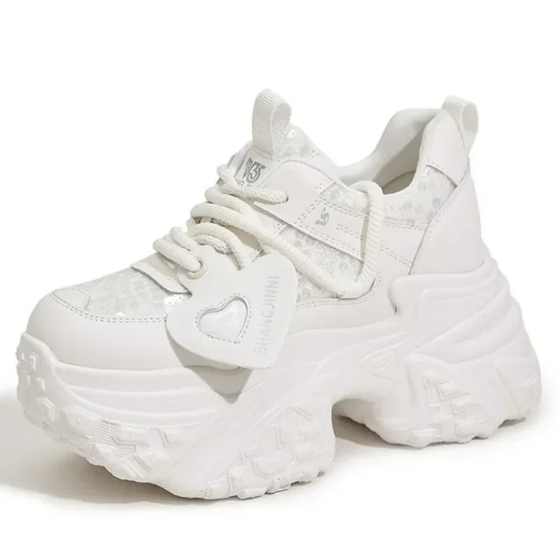 

Высокое качество, новые весенние женские удобные вулканизированные осенние ботинки из синтетической натуральной кожи высокого качества 10 см, блестящие массивные кроссовки, обувь