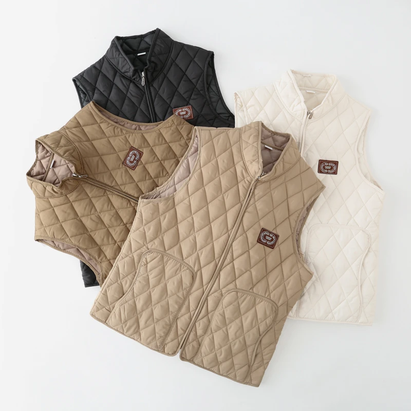 سترة قطنية خفيفة الوزن لعام 2025 للنساء في منتصف العمر وكبار السن بياقة واقفة بدون أكمام ملابس خارجية غير رسمية مضادة للبرد والدفء