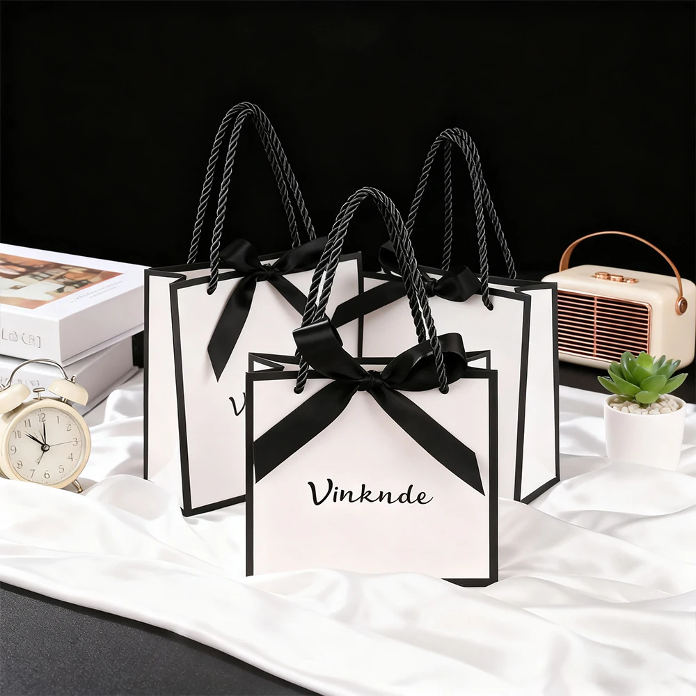

Custom Paper Gift Bag with Ribbon Bow White Cardstock Pack Box Thick Handle Favor Bags for Retail Wedding Party Present Wrap