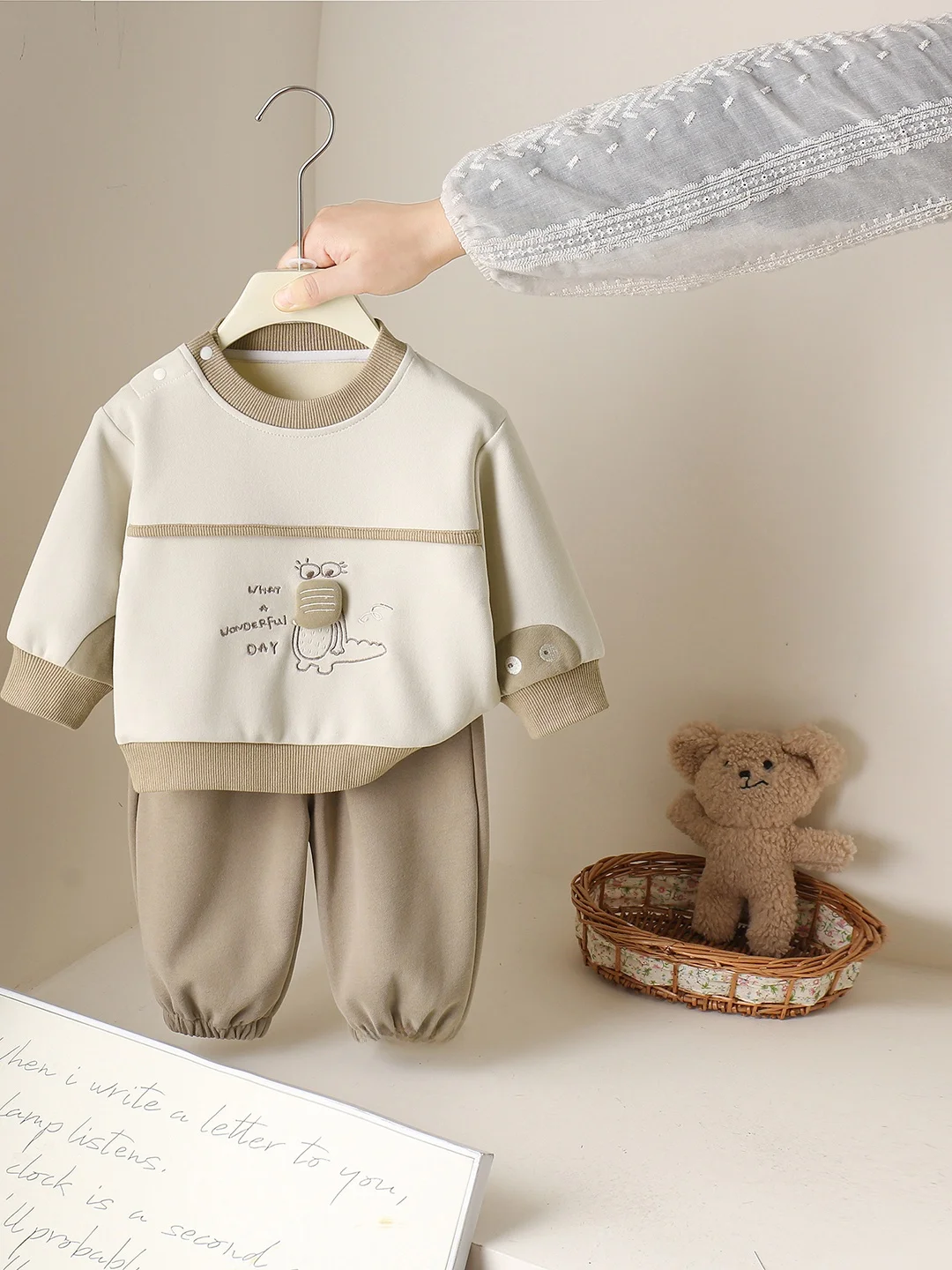 

Милый мультяшный комплект из двух предметов: худи и шорты для мальчика, весенний, модный, дышащий, из полиэстера и хлопка, с круглым вырезом, короткий рукав