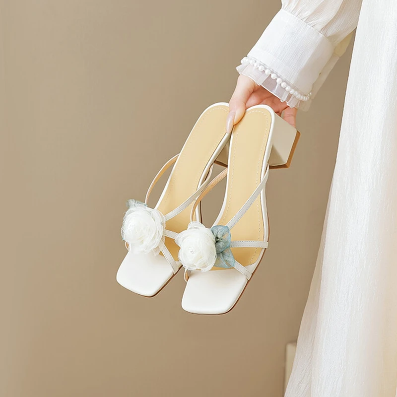 

НОВЫЕ летние женские тапочки, кожаная обувь из спилка для женщин, туфли на массивном каблуке с квадратным носком, современные сандалии с открытым носком и цветочным принтом