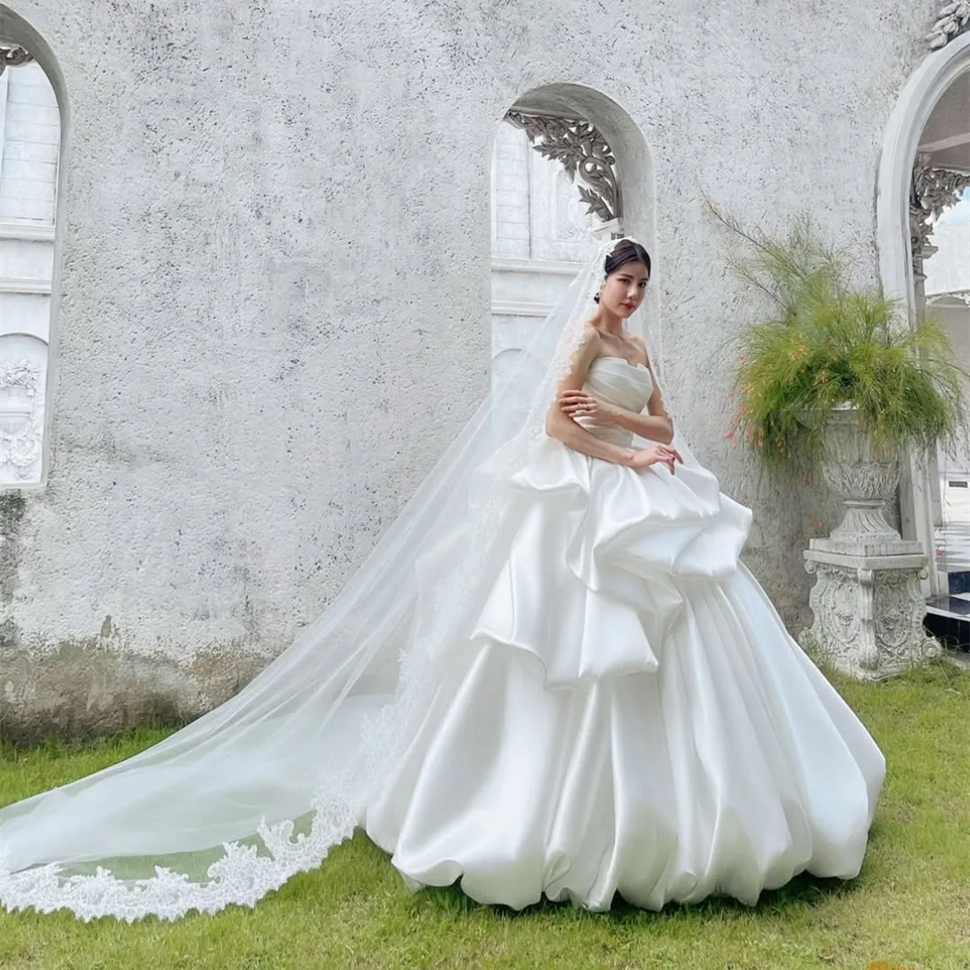 فساتين زفاف طويلة مخصصة بدون حمالات من الساتان على الطراز الكوري على شكل حرف a مكشكشة بأربطة من الخلف مطوي لحفلات الزفاف للنساء