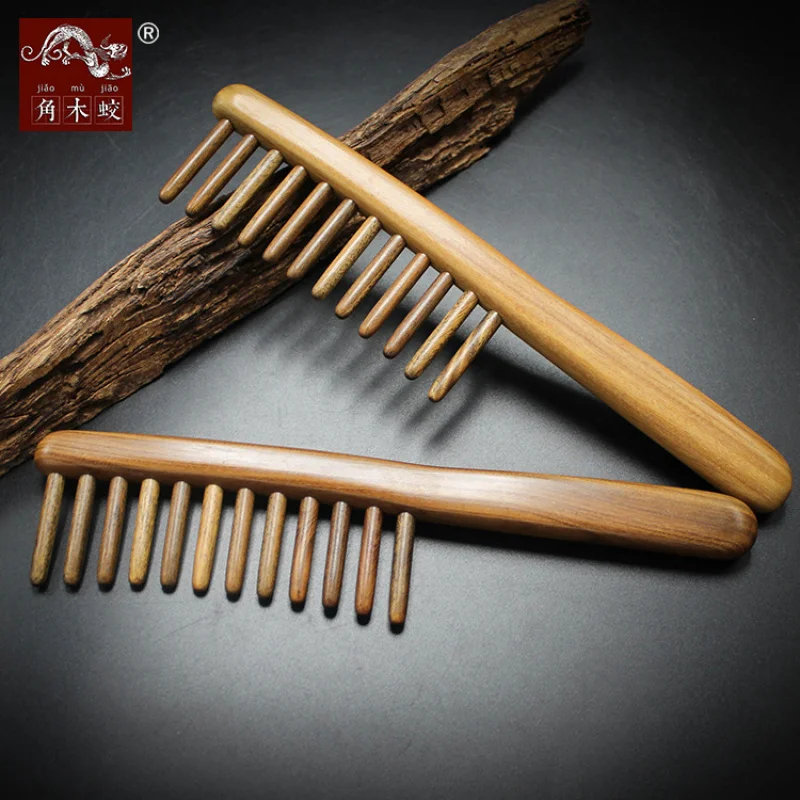 

Новая модель расчески из зеленого сандалового дерева и рога.