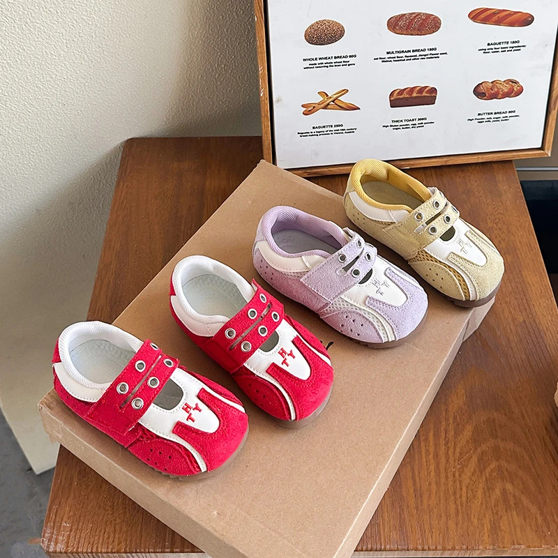 

Детские теннисные кроссовки с мягкой подошвой на липучках для девочек, повседневные, нескользящие, дышащие, осенняя новинка 2026 года, модные детские спортивные туфли