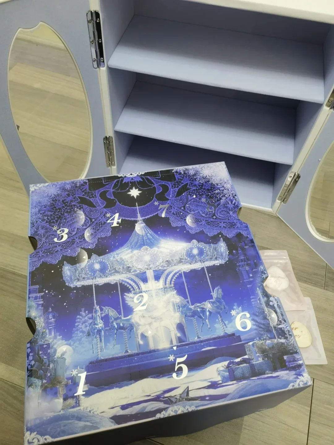 El conjunto de caja de regalo de edición limitada de Navidad Flowerklind incluye estuche de cosméticos y maquillaje