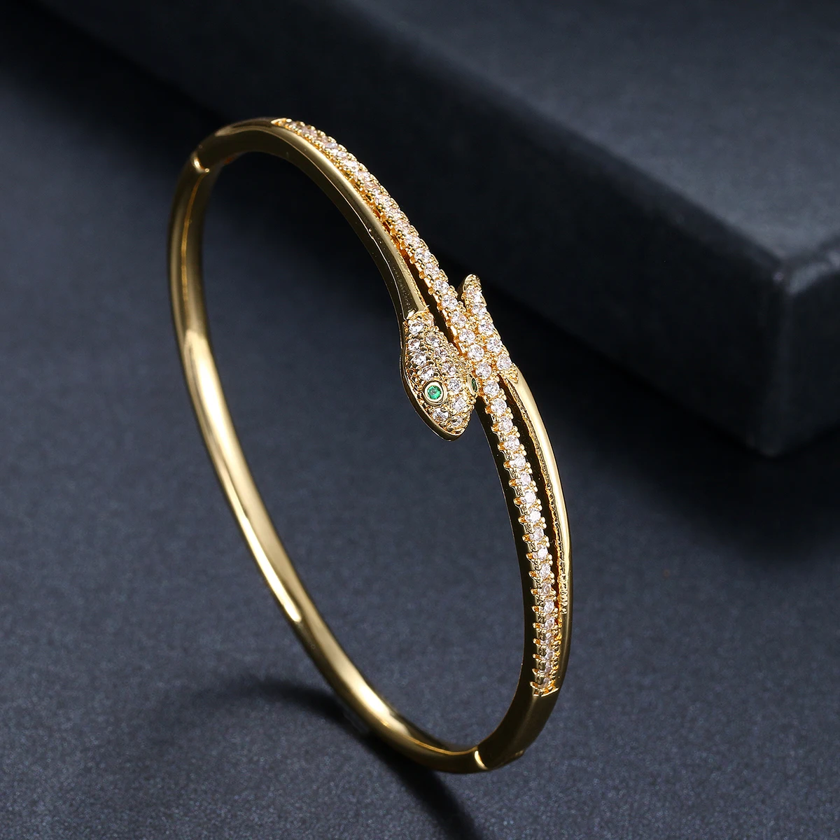 

2024 Retro Zirconia Green Cobra Bracelet Women's Office Gathering Jewelry Accessories