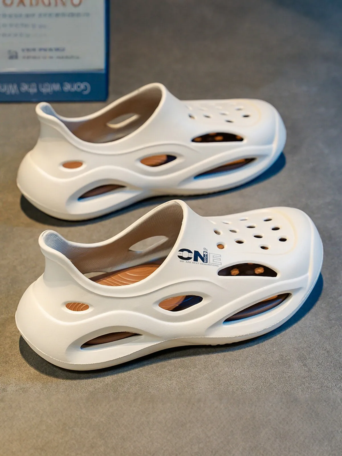 Men's Summer Outdoor Wear Holes Hole Shoes Anti-Slip Deodorant Full Cover Sports Water Fishing Beach Sandals Casual EVA Shoes