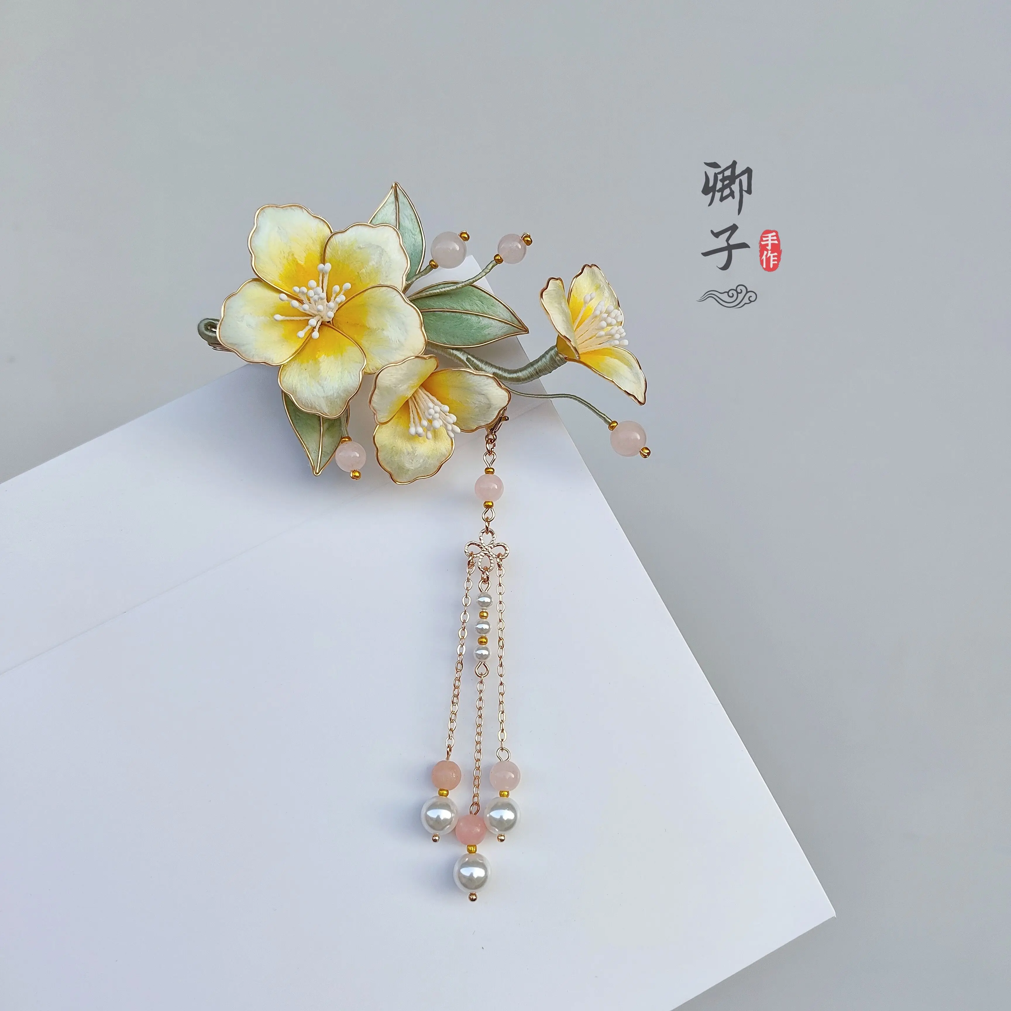 手作りの繊細な透かし模様のベルベット製花飾りヘアクリップ、古典的なタッセル付き漢服用ヘアアクセサリー。