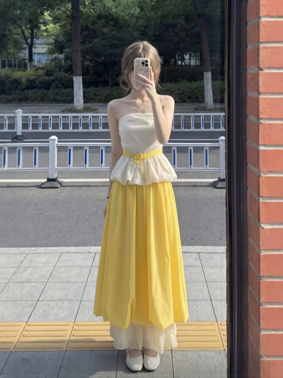 

Летний мягкий комплект из двух предметов: топ-бюстье и юбка-миди. Уникальный, красивый, удобный, повседневный, модный женский ансамбль стандартного кроя.