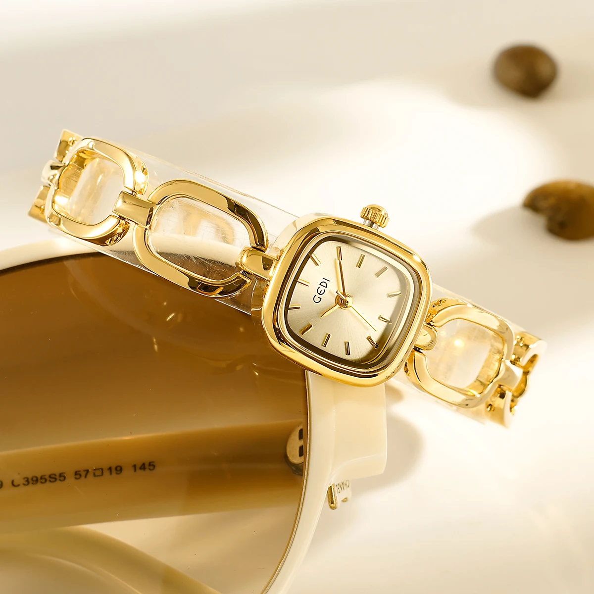Fashion Gedi Women's Luxury Elegant Square Red Dial Quartz Chain Bracelet Vintage Minimalist Girls Ladies Gift Small Wrist Watch