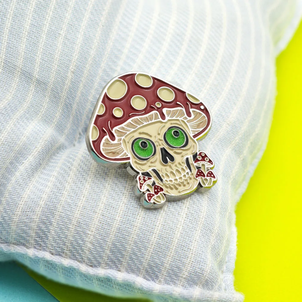 Im Dunkeln leuchtender Pilz-Totenkopf-Emaille-Pin, rote Pilz-Brosche, psychedelische Anstecknadel, Gothic-Halloween-Schmuckgeschenk – Detail 10
