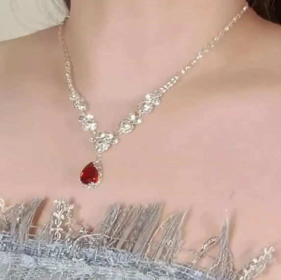 

Light luxury high-end sparkling diamond zircon necklace, versatile design for women's wedding banquets, diamond studded necklace