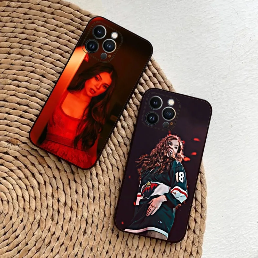 Capa de telefone Hailee S-Steinfeld Actress para iPhone 15,14,13,12,11,Plus,Pro Max, XS, X, XR, SE, Mini, 8,7 Capa preta de silicone macio