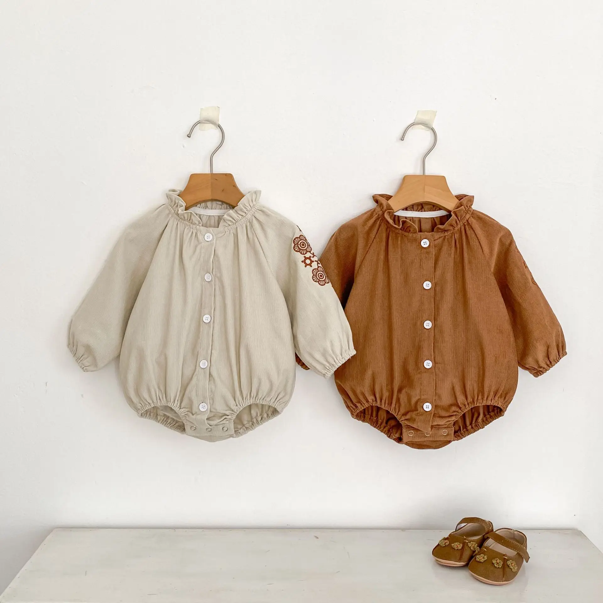 

Новинка осени 202, вельветовое боди с длинными рукавами для малышей, винтажный комбинезон с цветочной вышивкой для новорожденных девочек, одежда для маленьких девочек, От 0 до 24 месяцев