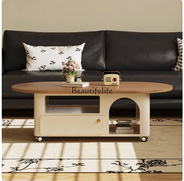 Massief houten antieke verplaatsbare salontafel, minimalistische Italiaanse woonkamer, huishoudelijk klein appartement, theetafel met wielen