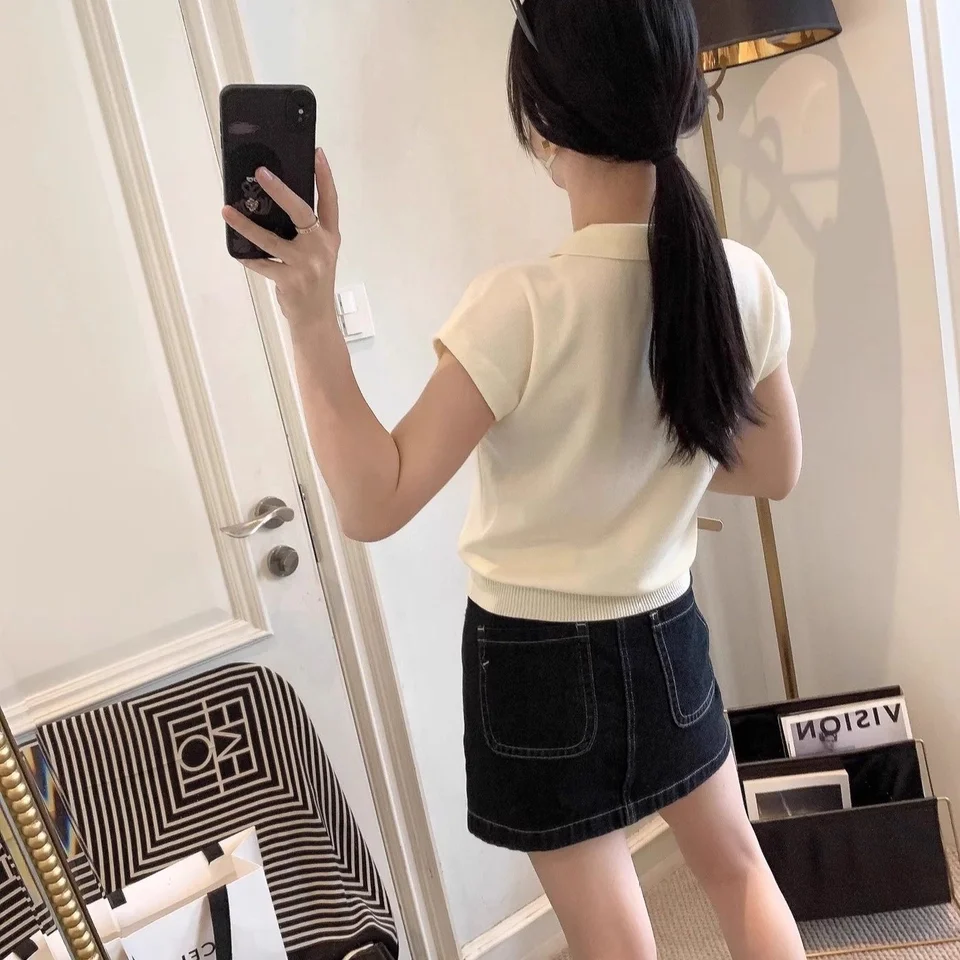 SALIENCY البريدي بولو الرقبة متماسكة تي شيرتات قصيرة الاكمام للنساء 2025 الصيف جرو التطريز الدوبامين