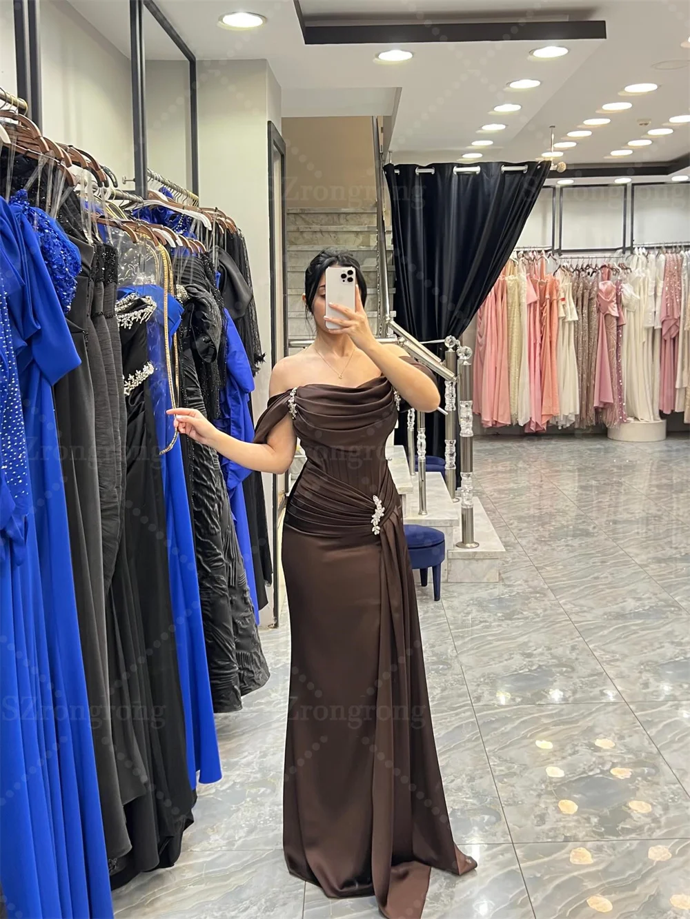 Robe de soirée formelle sur mesure, fourreau, épaules dénudées, plissée, dos nu, longueur au sol, robe de bal en cristal avec traîne